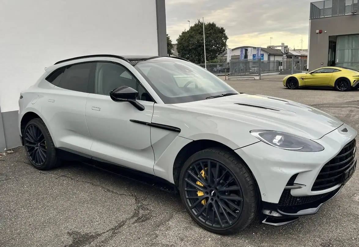 Aston Martin DBX 707 2026, front view — Marbella Luxury Car Rental, Marbella. The Aston Martin DBX 707 carries its 707 hp with the kind of composure that makes an SUV…