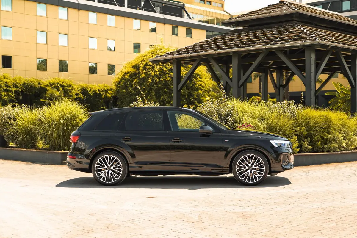 Audi Q7 50 TDI S-Line Edition 2025, front view — Marbella Luxury Car Rental, Marbella. The 2025 Audi Q7 50 TDI S-Line Edition runs a 286 hp diesel drivetrain built around…