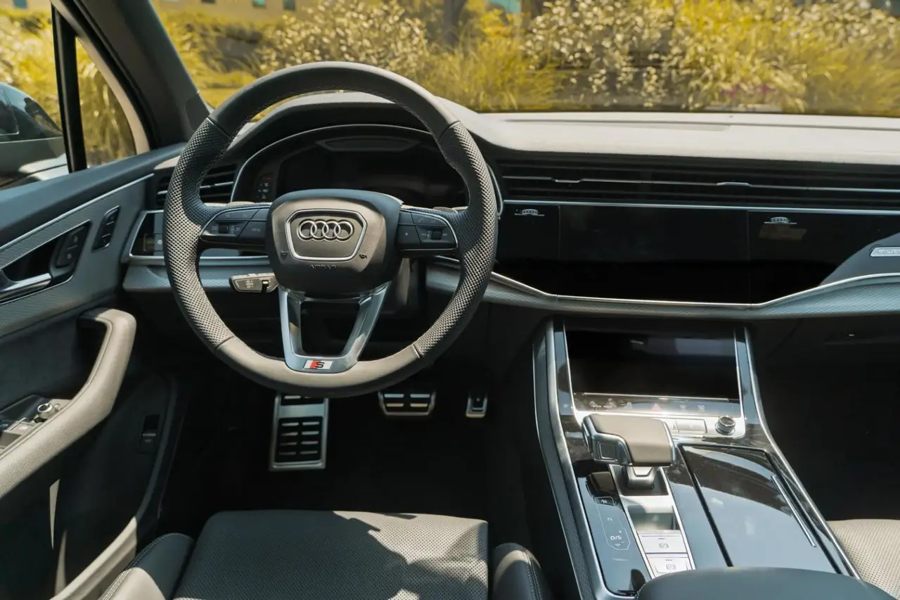 Audi Q7 50 TDI S-Line Edition 2025, interior — Marbella Luxury Car Rental, Marbella. The 2025 Audi Q7 50 TDI S-Line Edition runs a 286 hp diesel drivetrain built around…
