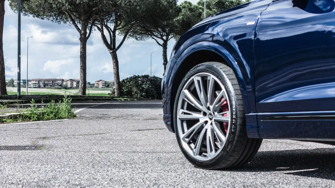 Audi Q8 55 TFSI 2022, rear view — Marbella Luxury Car Rental, Marbella. The Audi Q8 55 TFSI pairs a 340 hp V6 with the composed, quattro-driven manners that make…