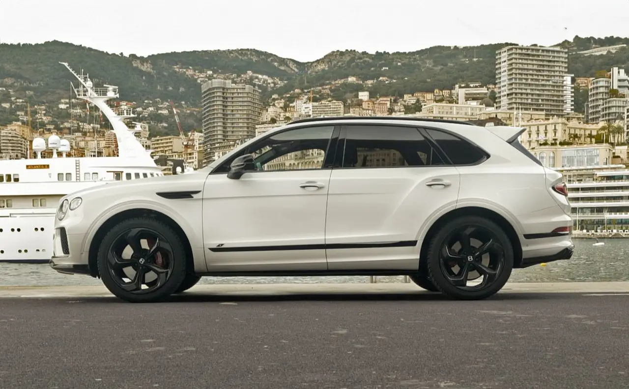 Bentley Bentayga V8-S 2024, front view — Marbella Luxury Car Rental, Marbella. The Bentley Bentayga V8-S carries its 550 hp with a weight and quiet that most SUVs never…