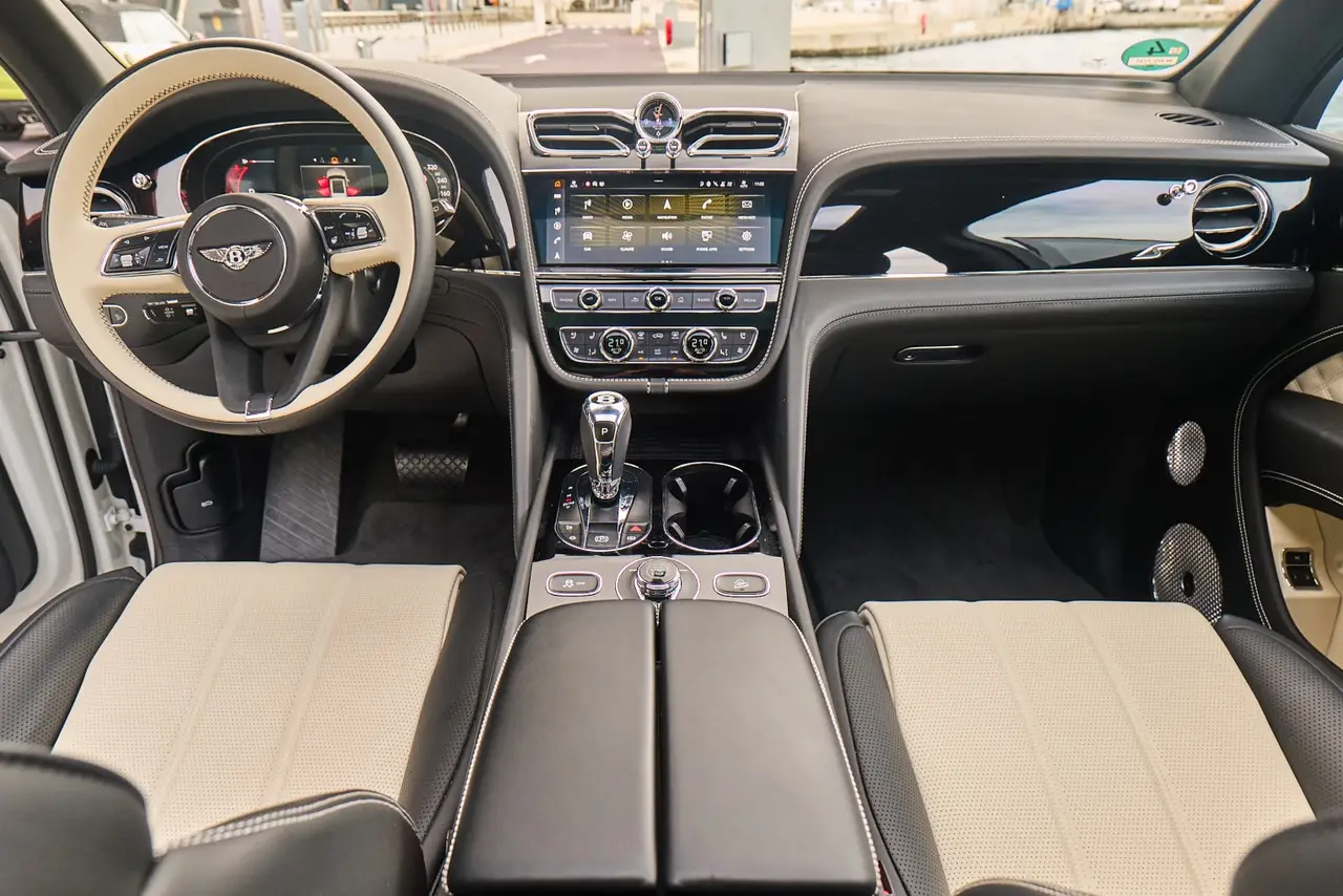 Bentley Bentayga V8-S 2024, dashboard — Marbella Luxury Car Rental, Marbella. The Bentley Bentayga V8-S carries its 550 hp with a weight and quiet that most SUVs never…