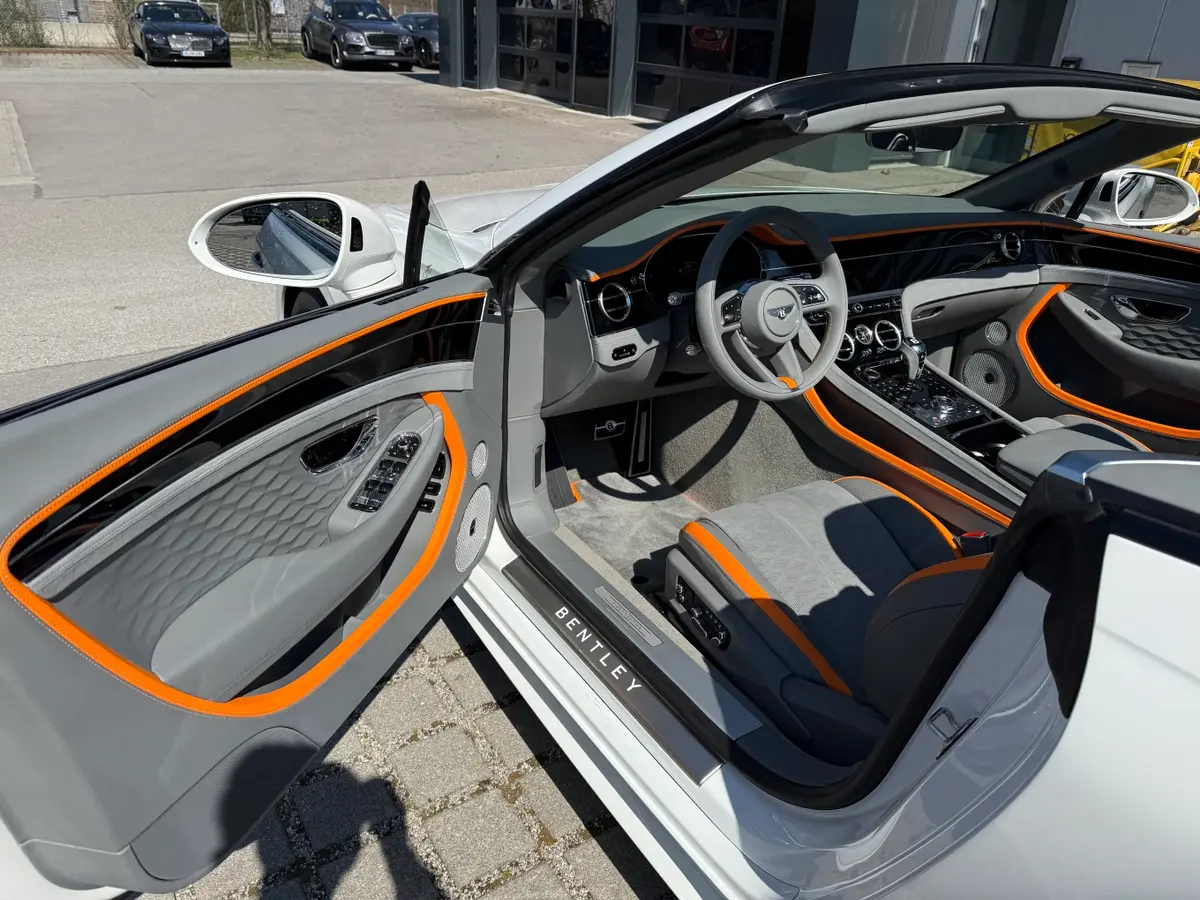 Bentley Continental GTC Speed 2025, front view — Marbella Luxury Car Rental, Marbella. The 2025 Bentley Continental GTC Speed pairs a 650 hp W12 with a soft-top roof and four…