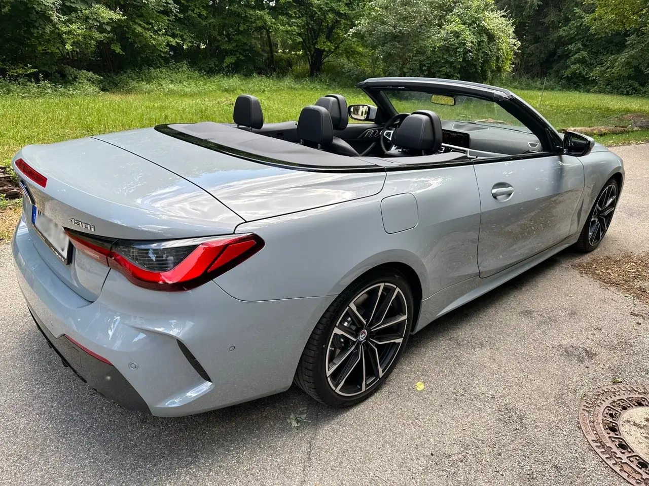 BMW 430i Cabrio 2023, exterior — Marbella Luxury Car Rental, Marbella. The 2023 BMW 430i Cabrio pairs a 245 hp turbocharged engine with a folding soft top,…
