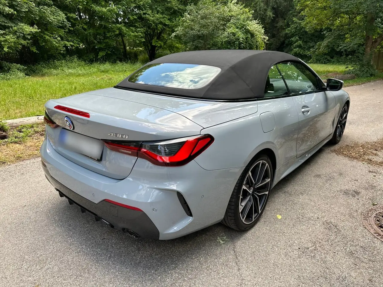 BMW 430i Cabrio 2023, front view — Marbella Luxury Car Rental, Marbella. The 2023 BMW 430i Cabrio pairs a 245 hp turbocharged engine with a folding soft top,…