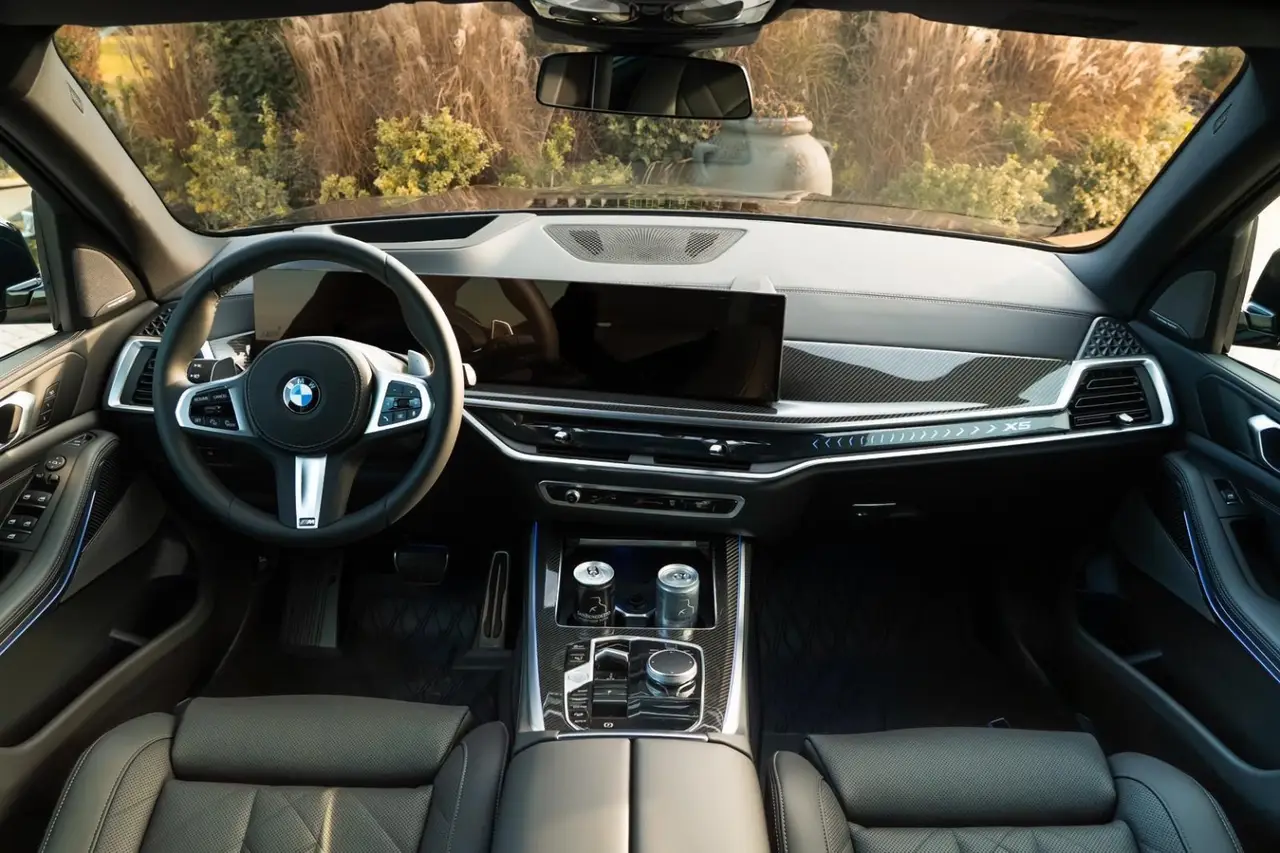 BMW X5 M-pack 30d 2025, exterior — Marbella Luxury Car Rental, Marbella. The 2025 BMW X5 M-pack 30d pairs a 286 hp diesel six-cylinder with the composed, planted…
