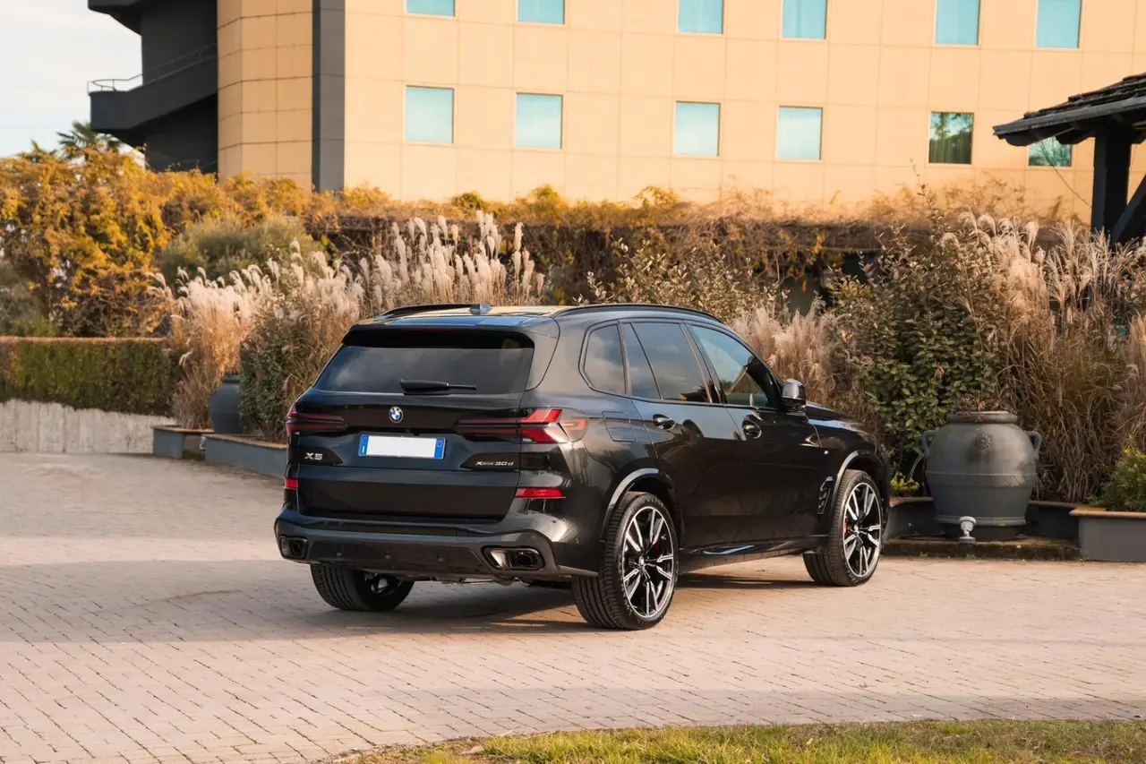 BMW X5 M-pack 30d 2025, front view — Marbella Luxury Car Rental, Marbella. The 2025 BMW X5 M-pack 30d pairs a 286 hp diesel six-cylinder with the composed, planted…