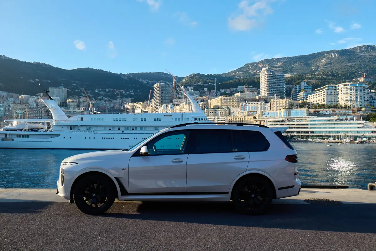 BMW X7 40d M 2024, exterior — Marbella Luxury Car Rental, Marbella. The 2024 BMW X7 40d M carries seven seats and 352 hp in a body long enough to matter on…