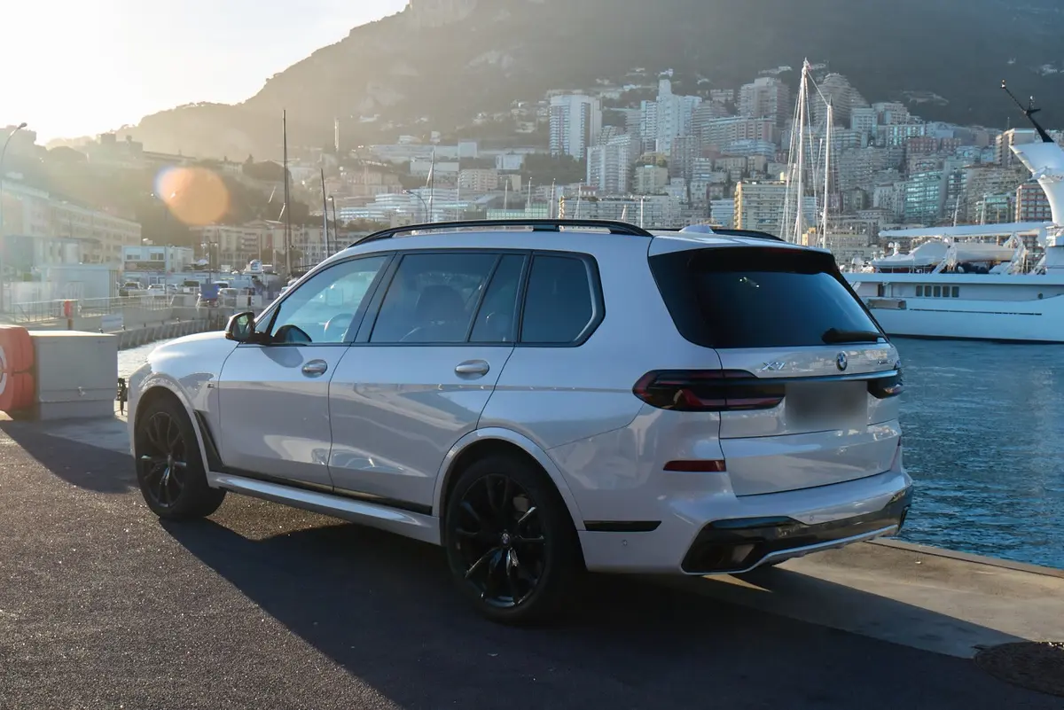 BMW X7 40d M 2024, front view — Marbella Luxury Car Rental, Marbella. The 2024 BMW X7 40d M carries seven seats and 352 hp in a body long enough to matter on…