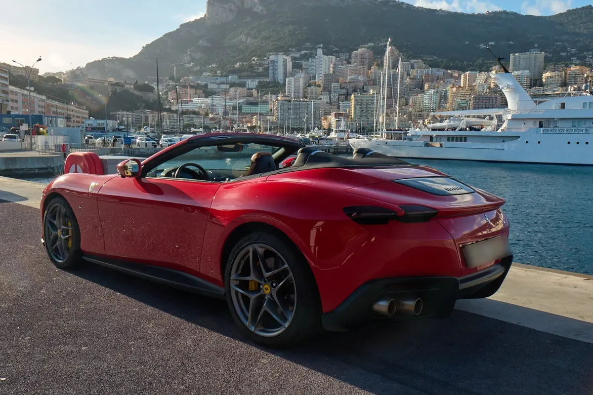 Ferrari Roma Spider 2024, front view — Marbella Luxury Car Rental, Marbella. The Ferrari Roma Spider pairs a front-mounted V8 producing 620 hp with a folding soft-top…