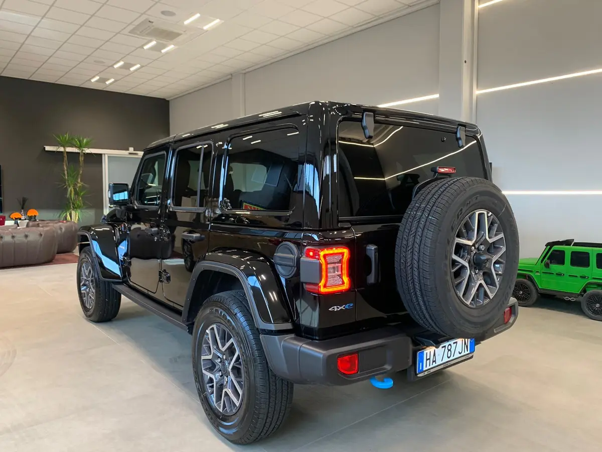 Jeep Wrangler 2025, exterior — Marbella Luxury Car Rental, Marbella. The 2025 Jeep Wrangler brings a different kind of presence to the fleet: upright, boxy,…