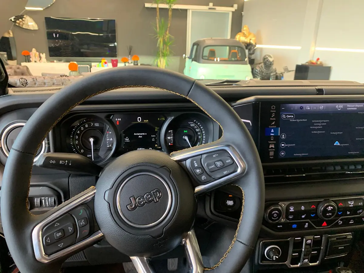 Jeep Wrangler 2025, front view — Marbella Luxury Car Rental, Marbella. The 2025 Jeep Wrangler brings a different kind of presence to the fleet: upright, boxy,…