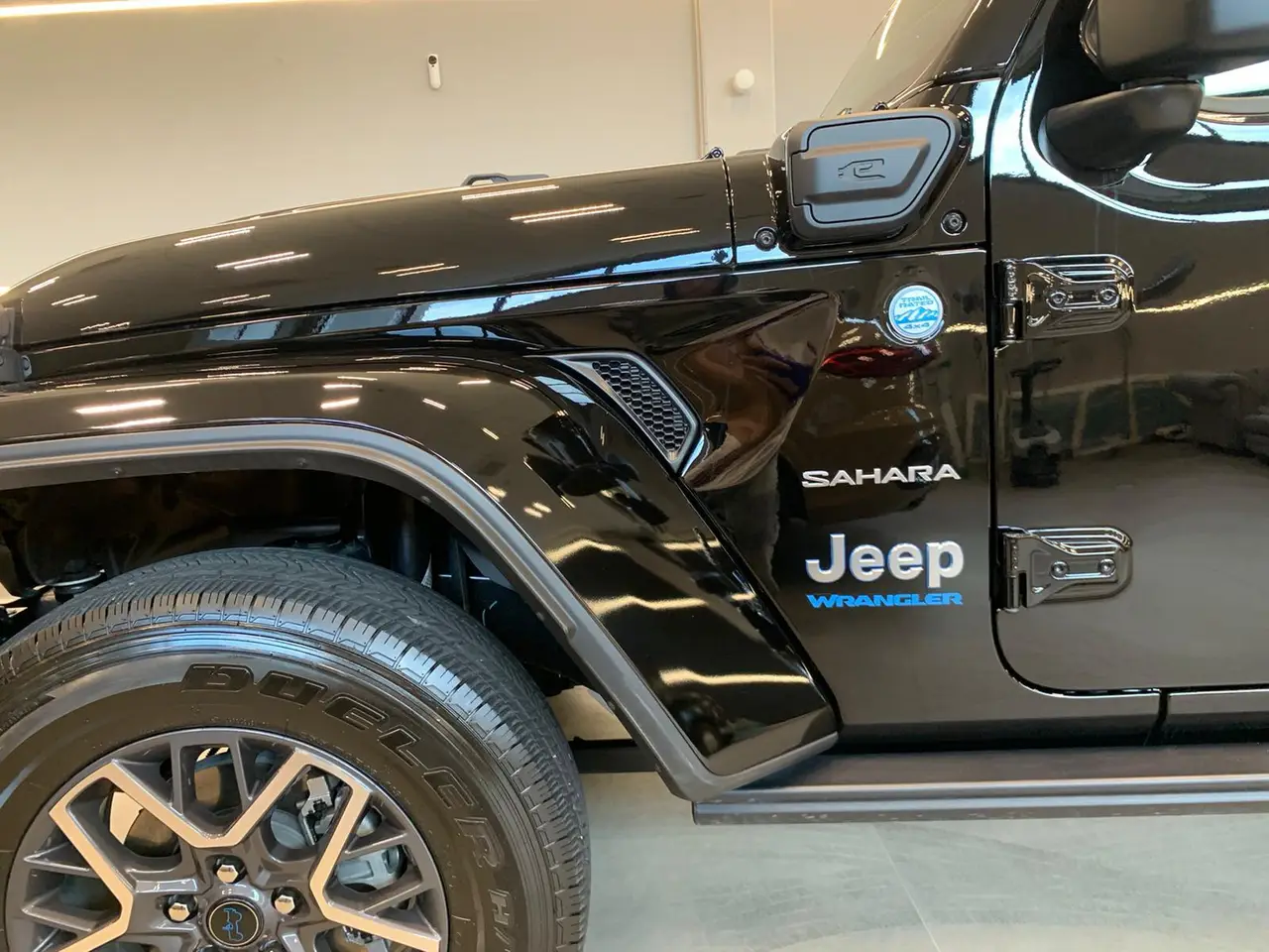 Jeep Wrangler 2025, rear view — Marbella Luxury Car Rental, Marbella. The 2025 Jeep Wrangler brings a different kind of presence to the fleet: upright, boxy,…
