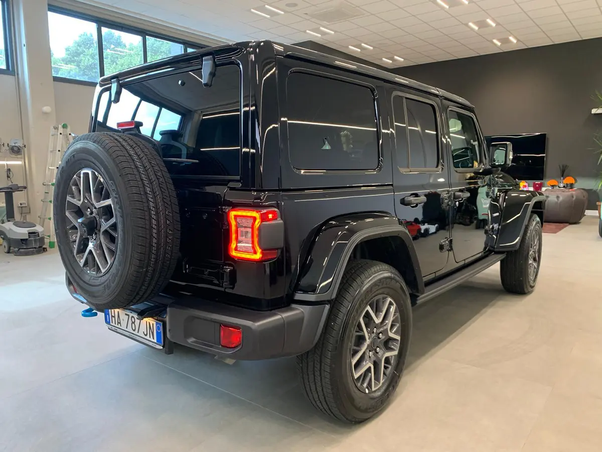 Jeep Wrangler 2025, interior — Marbella Luxury Car Rental, Marbella. The 2025 Jeep Wrangler brings a different kind of presence to the fleet: upright, boxy,…