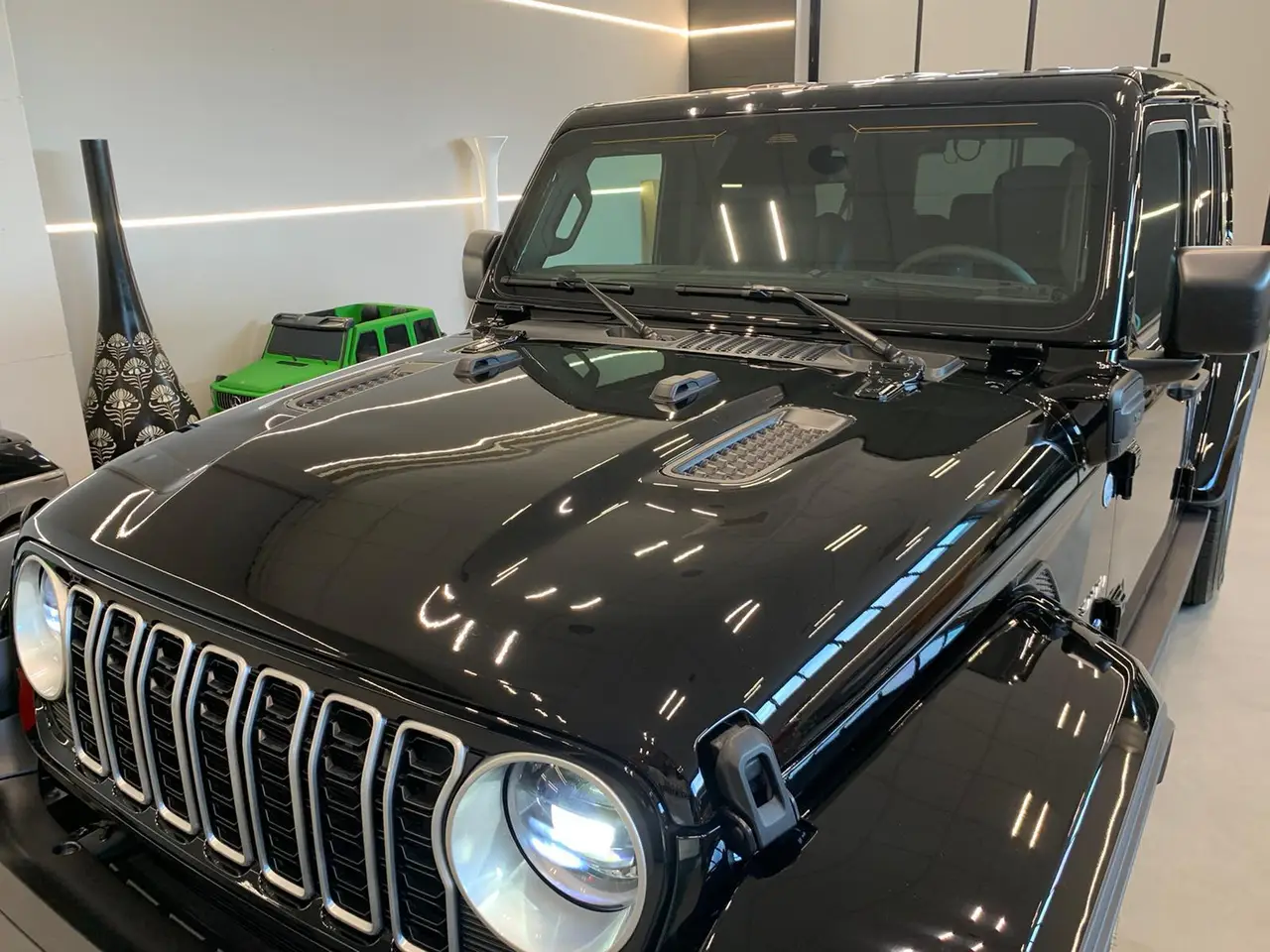 Jeep Wrangler 2025, dashboard — Marbella Luxury Car Rental, Marbella. The 2025 Jeep Wrangler brings a different kind of presence to the fleet: upright, boxy,…