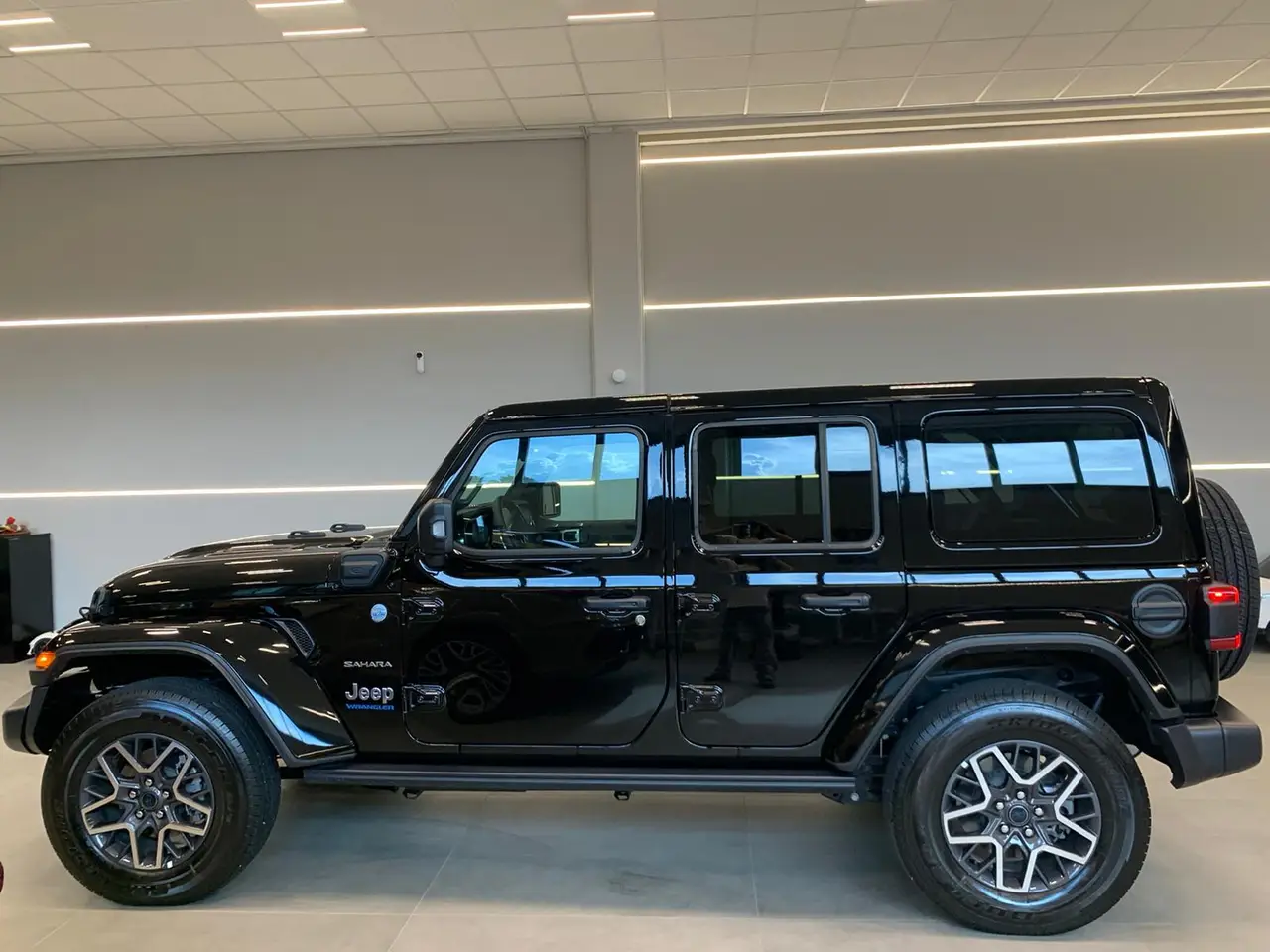 Jeep Wrangler 2025, side profile — Marbella Luxury Car Rental, Marbella. The 2025 Jeep Wrangler brings a different kind of presence to the fleet: upright, boxy,…
