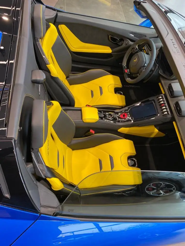 Lamborghini Huracan Evo Spyder 2022, exterior — Marbella Luxury Car Rental, Marbella. The Lamborghini Huracan Evo Spyder pairs a 640 hp naturally-derived V10 with a folding…