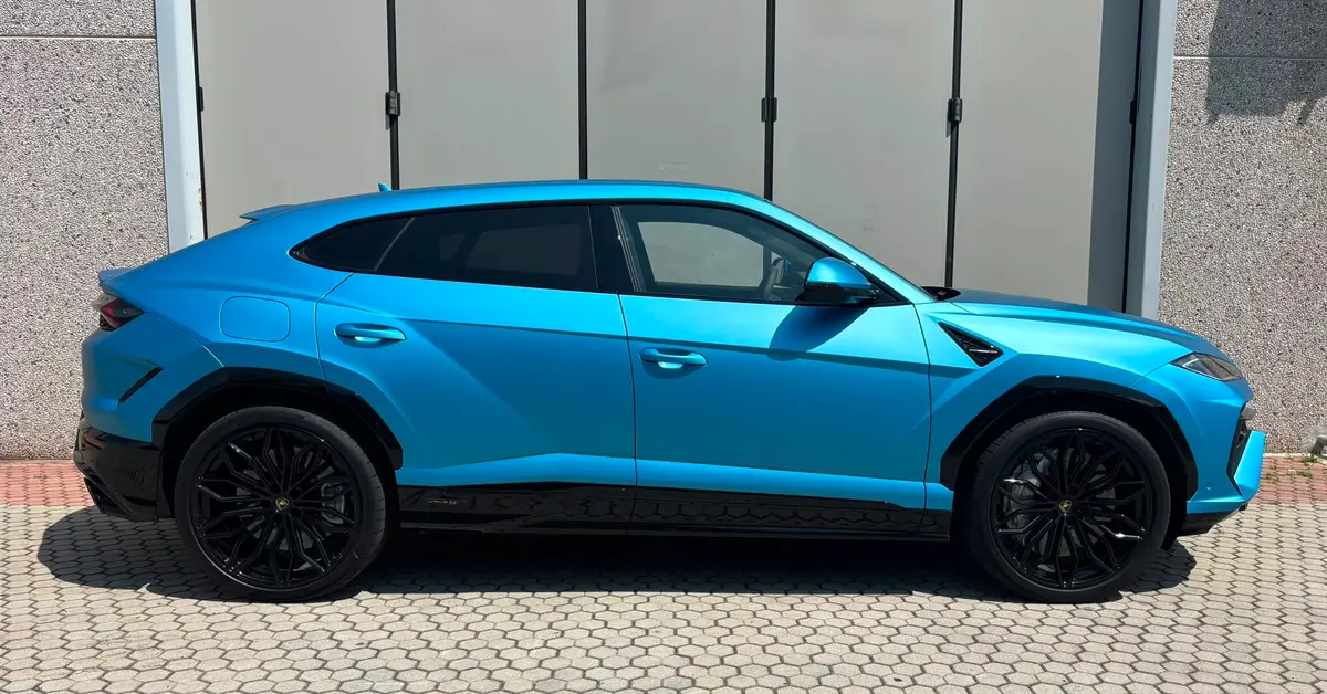Lamborghini Urus SE 2025, exterior — Marbella Luxury Car Rental, Marbella. The Lamborghini Urus SE brings 800 hp to a body style that most owners actually use…