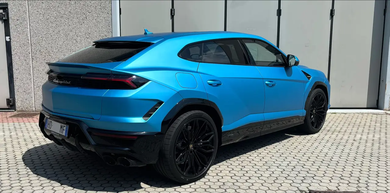 Lamborghini Urus SE 2025, front view — Marbella Luxury Car Rental, Marbella. The Lamborghini Urus SE brings 800 hp to a body style that most owners actually use…