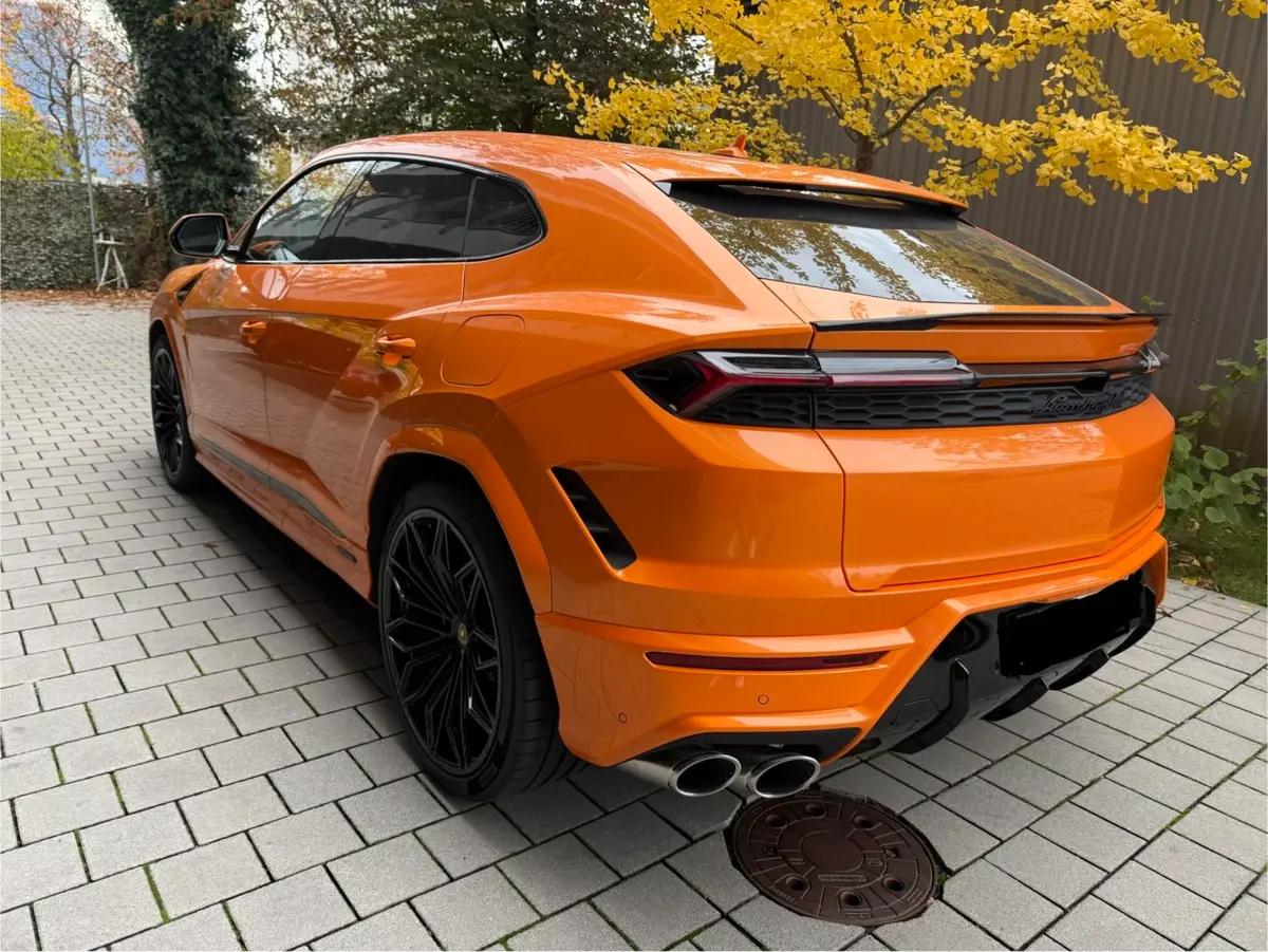 Lamborghini URUS SE 2025, exterior — Marbella Luxury Car Rental, Marbella. The Lamborghini URUS SE brings 800 hp and a five-seat cabin together in a way few cars…