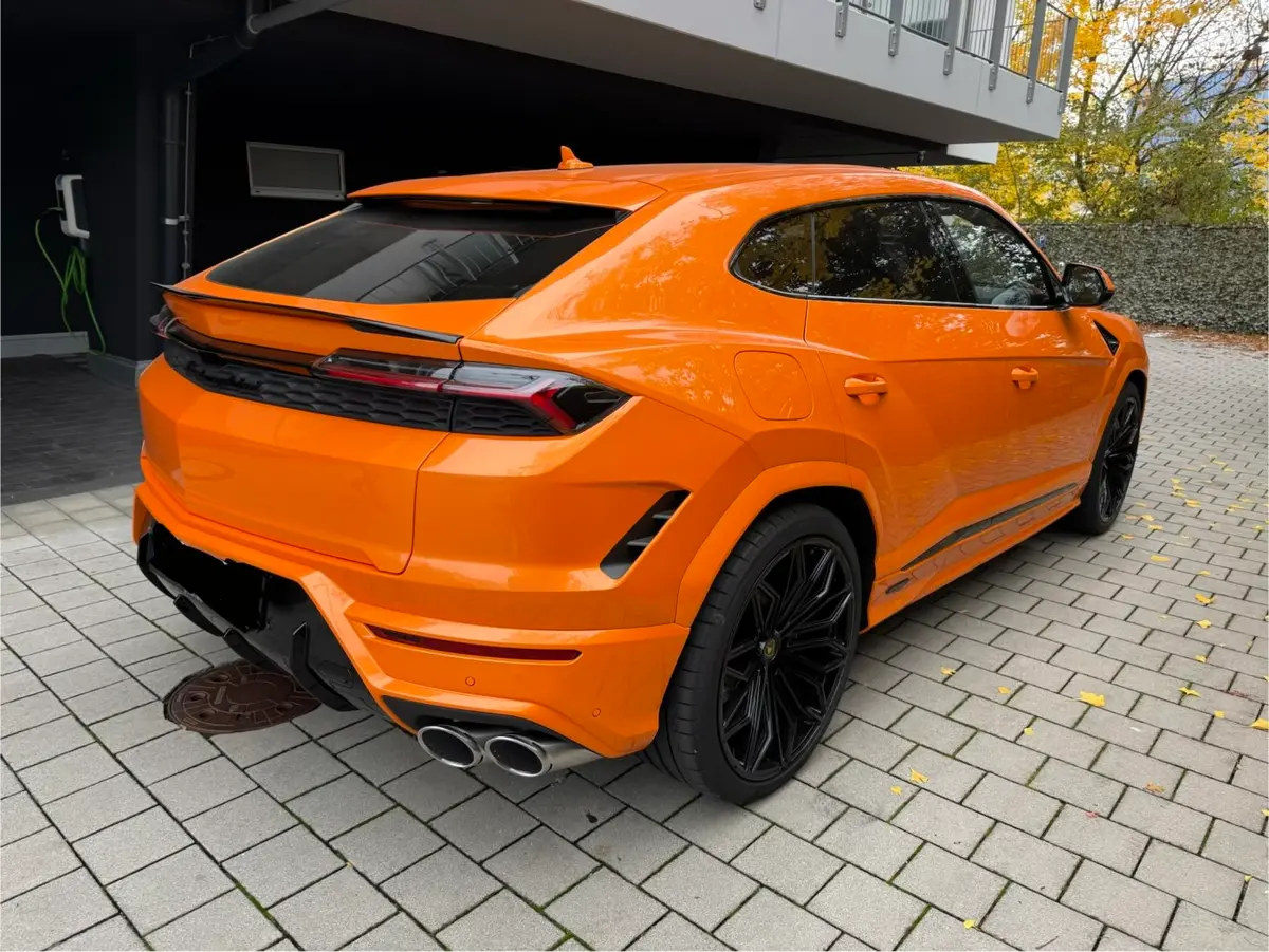 Lamborghini URUS SE 2025, front view — Marbella Luxury Car Rental, Marbella. The Lamborghini URUS SE brings 800 hp and a five-seat cabin together in a way few cars…