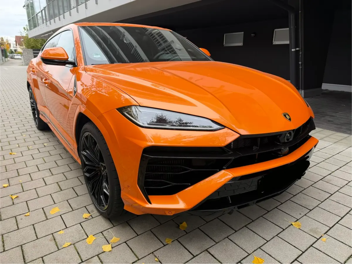 Lamborghini URUS SE 2025, rear view — Marbella Luxury Car Rental, Marbella. The Lamborghini URUS SE brings 800 hp and a five-seat cabin together in a way few cars…