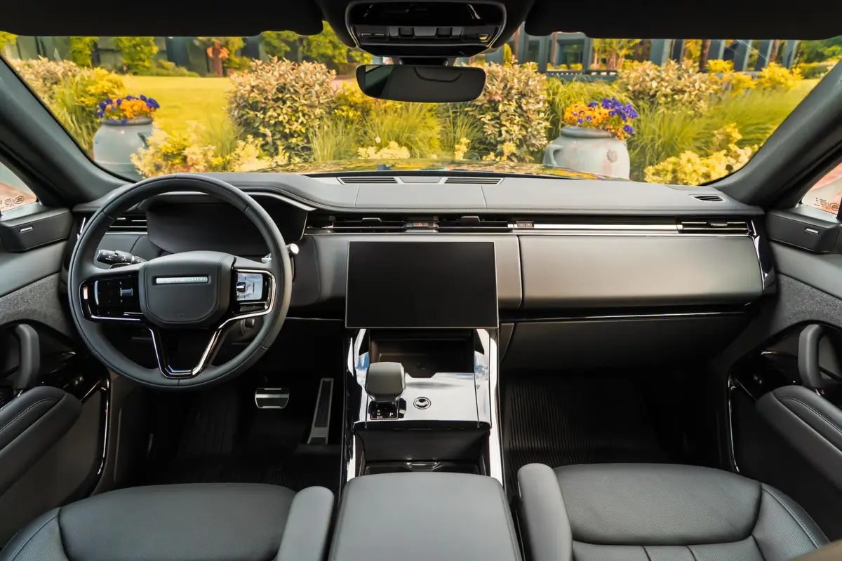 Land Rover Range Rover Sport Dynamic SE 2025, front view — Marbella Luxury Car Rental, Marbella. The 2025 Range Rover Sport Dynamic SE carries 360 hp with the kind of composure that…