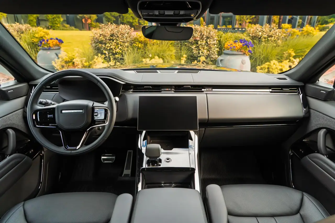 Land Rover Range Rover Sport Dynamic SE 2025, front view — Marbella Luxury Car Rental, Marbella. The 2025 Range Rover Sport Dynamic SE carries 360 hp with the kind of composure that…