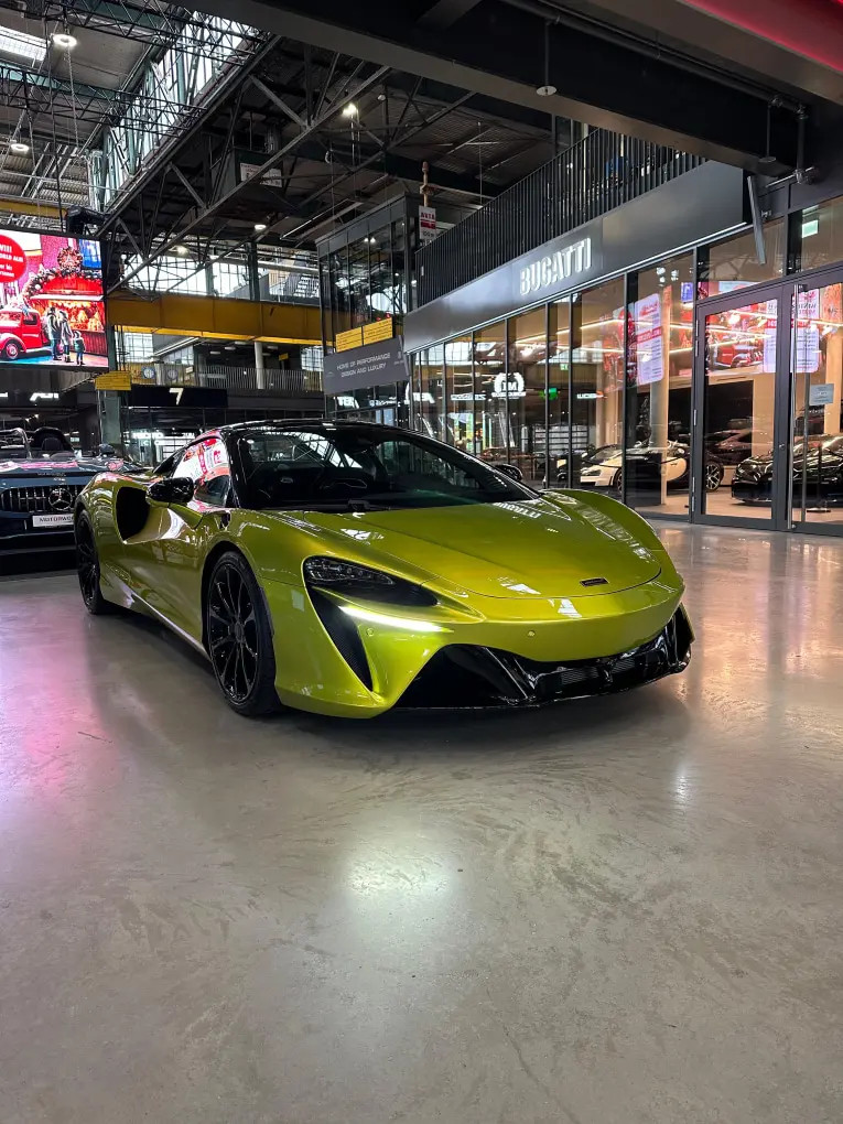McLaren Artura Spider 2024, front view — Marbella Luxury Car Rental, Marbella. The 2024 McLaren Artura Spider pairs a hybrid V6 architecture with 671 hp, a combination…