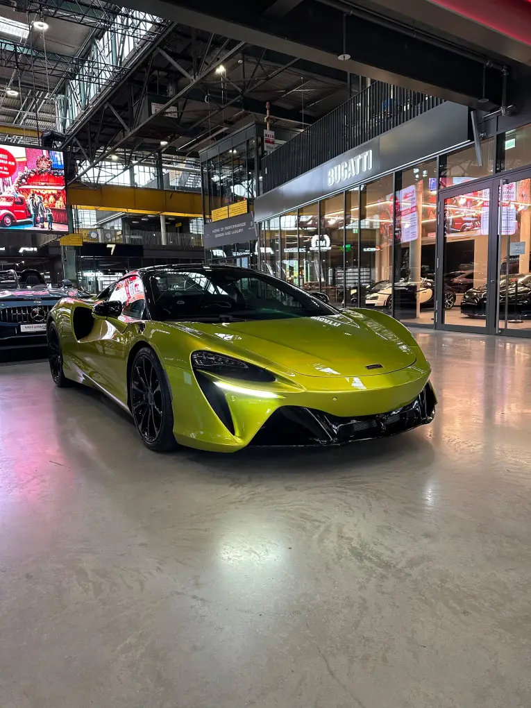 McLaren Artura Spider 2024, front view — Marbella Luxury Car Rental, Marbella. The 2024 McLaren Artura Spider pairs a hybrid V6 architecture with 671 hp, a combination…