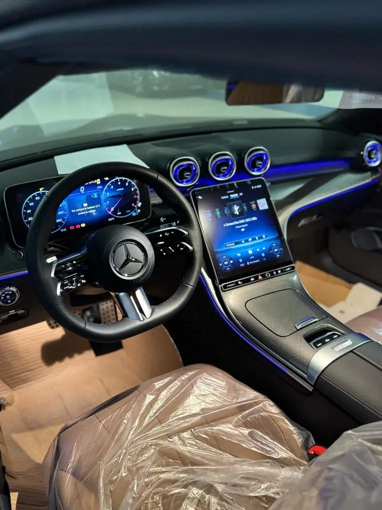 Mercedes Benz CLE 300 Cabriolet AMG Premium 2025, vista frontal — Marbella Luxury Car Rental, Marbella. El Mercedes Benz CLE 300 Cabriolet AMG Premium de 2025 combina la sobriedad de un…