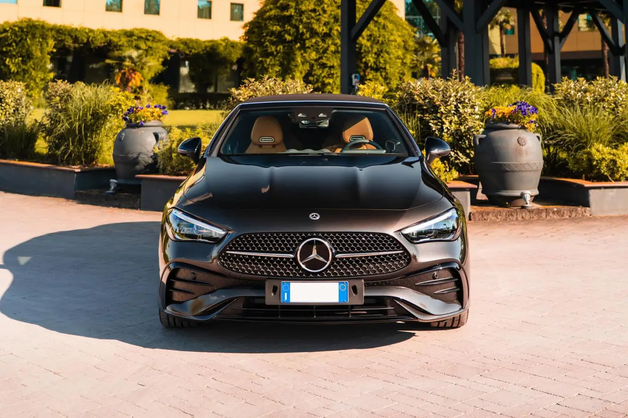 Mercedes Benz CLE 300 Cabriolet AMG Premium 2025, interior — Marbella Luxury Car Rental, Marbella. El Mercedes Benz CLE 300 Cabriolet AMG Premium de 2025 combina la sobriedad de un…