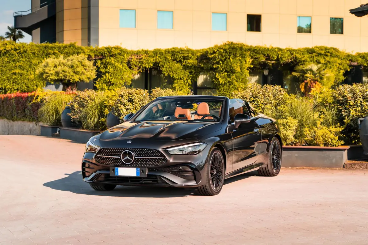 Mercedes Benz CLE 300 Cabriolet AMG Premium 2025, salpicadero — Marbella Luxury Car Rental, Marbella. El Mercedes Benz CLE 300 Cabriolet AMG Premium de 2025 combina la sobriedad de un…
