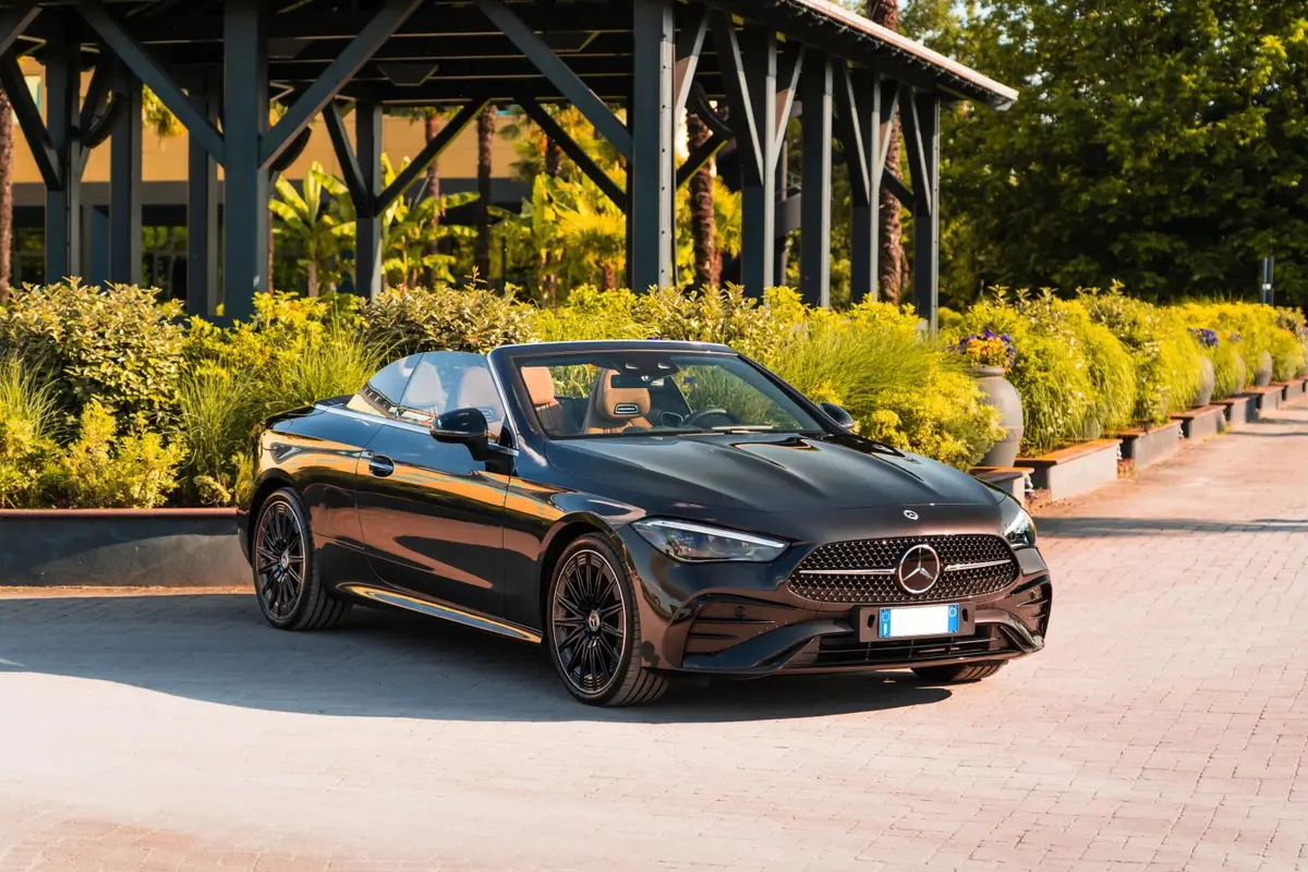 Mercedes Benz CLE 300 Cabriolet AMG Premium 2025 — Marbella Luxury Car Rental, Marbella. El Mercedes Benz CLE 300 Cabriolet AMG Premium de 2025 combina la sobriedad de un…