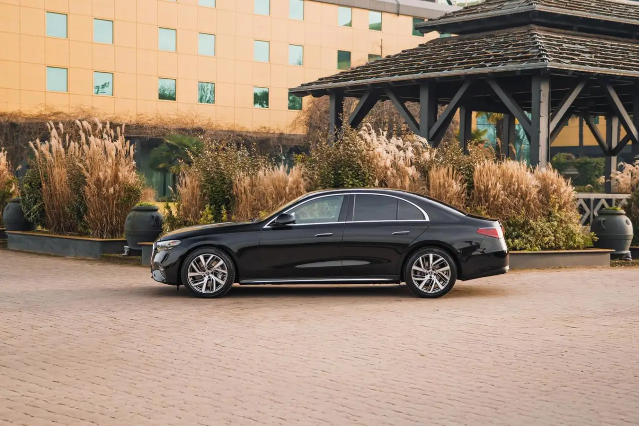 Mercedes Benz E-klasse 220d Premium Plus 2026, exterior — Marbella Luxury Car Rental, Marbella. The 2026 Mercedes Benz E-Klasse 220d Premium Plus is the sort of car that does the job…