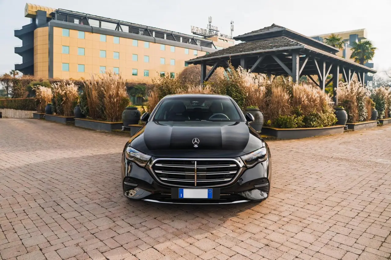 Mercedes Benz E-klasse 220d Premium Plus 2026, front view — Marbella Luxury Car Rental, Marbella. The 2026 Mercedes Benz E-Klasse 220d Premium Plus is the sort of car that does the job…