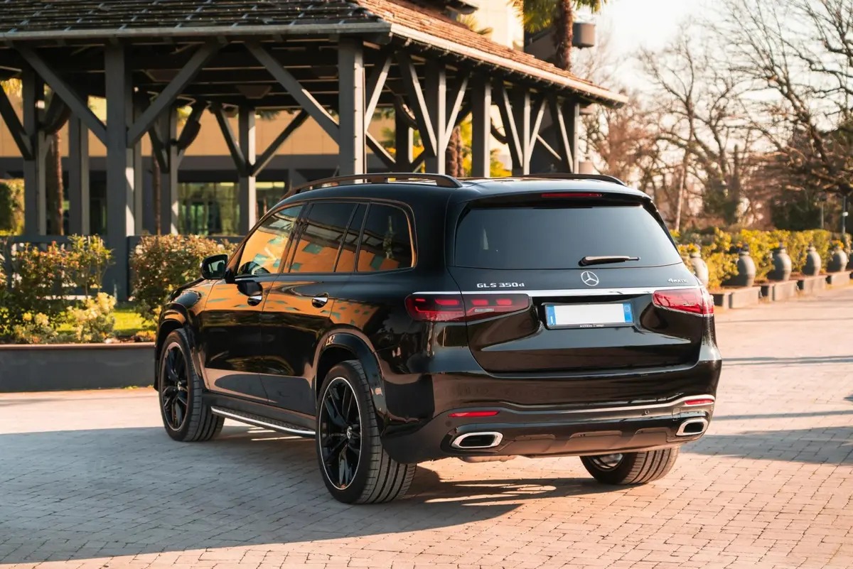 Mercedes Benz GLS-klasse 350 D Exclusive 7 Posti 2025, exterior — Marbella Luxury Car Rental, Marbella. The 2025 Mercedes-Benz GLS-Klasse 350d Exclusive is built for the practical end of…