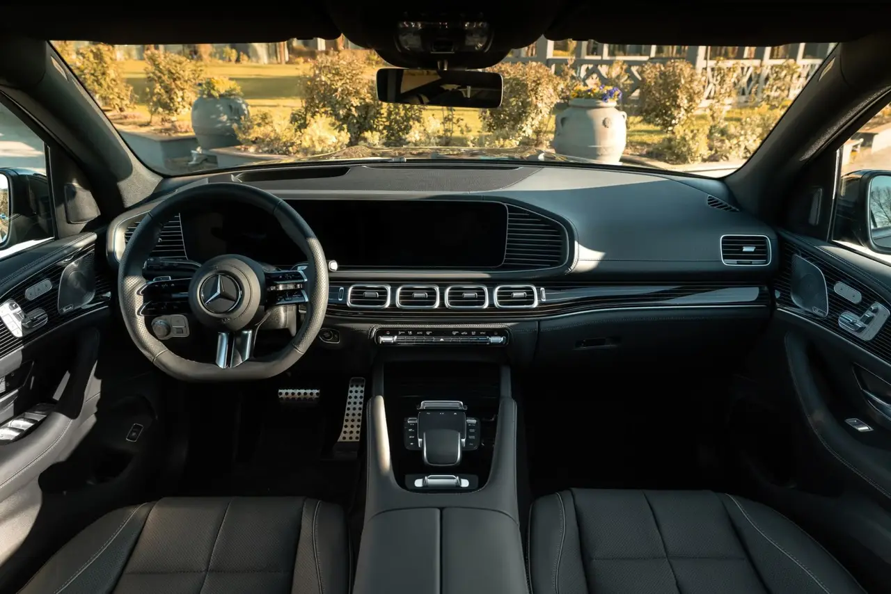 Mercedes Benz GLS-klasse 350 D Exclusive 7 Posti 2025, front view — Marbella Luxury Car Rental, Marbella. The 2025 Mercedes-Benz GLS-Klasse 350d Exclusive is built for the practical end of…