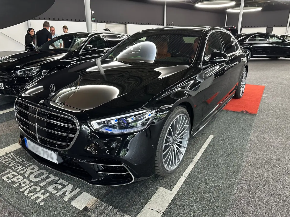 Mercedes Benz S-klasse S400 Long 4-Matic 2023 — Marbella Luxury Car Rental, Marbella. The Mercedes-Benz S400 Long 4-Matic carries its 367 hp quietly. This is a long-wheelbase…