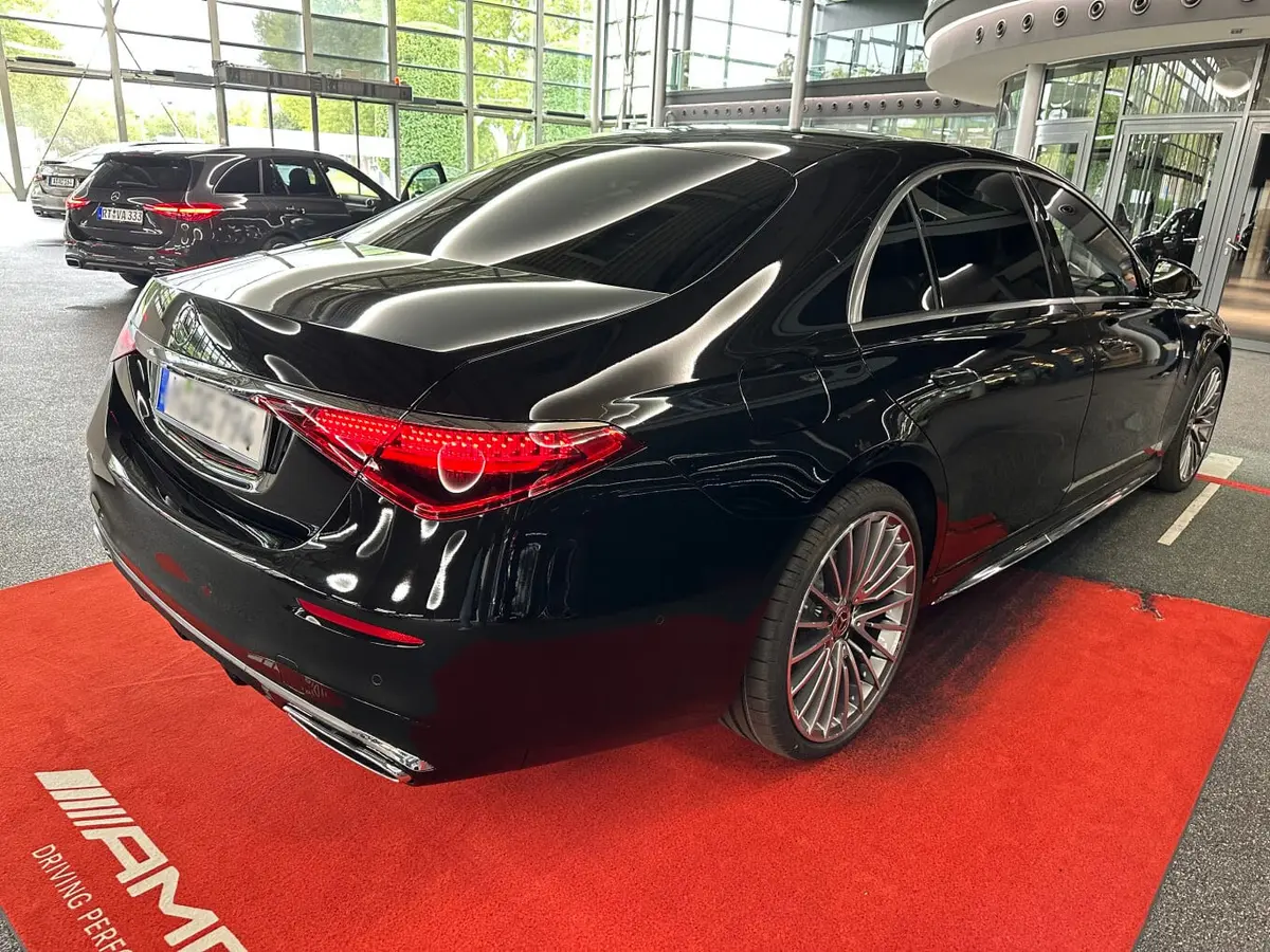 Mercedes Benz S-klasse S400 Long 4-Matic 2023, exterior — Marbella Luxury Car Rental, Marbella. The Mercedes-Benz S400 Long 4-Matic carries its 367 hp quietly. This is a long-wheelbase…