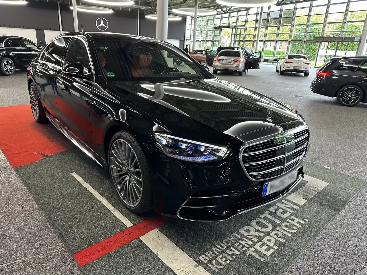 Mercedes Benz S-klasse S400 Long 4-Matic 2023, front view — Marbella Luxury Car Rental, Marbella. The Mercedes-Benz S400 Long 4-Matic carries its 367 hp quietly. This is a long-wheelbase…