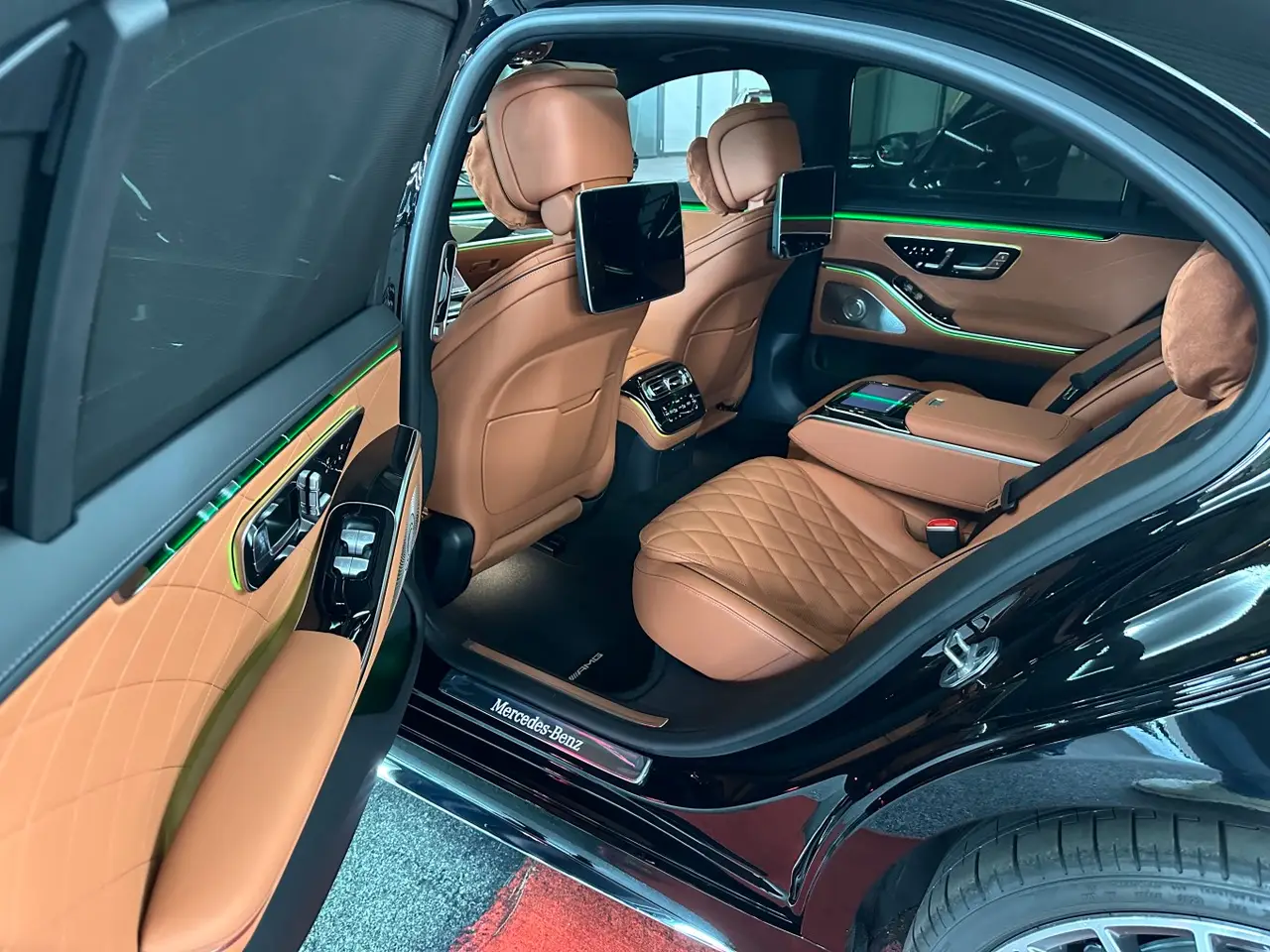 Mercedes Benz S-klasse S400 Long 4-Matic 2023, rear view — Marbella Luxury Car Rental, Marbella. The Mercedes-Benz S400 Long 4-Matic carries its 367 hp quietly. This is a long-wheelbase…
