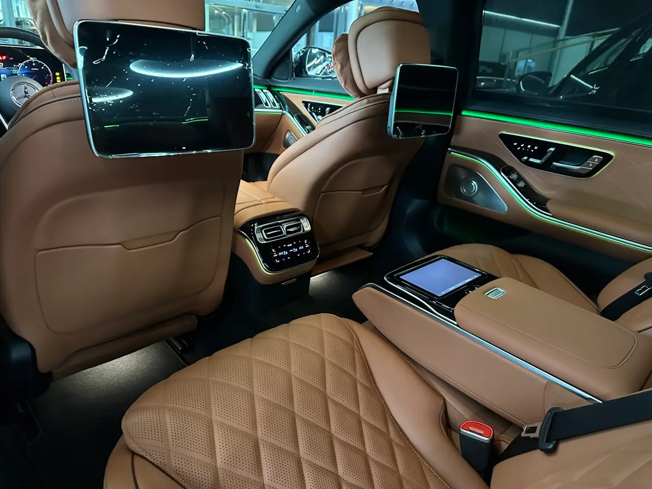 Mercedes Benz S-klasse S400 Long 4-Matic 2023, interior — Marbella Luxury Car Rental, Marbella. The Mercedes-Benz S400 Long 4-Matic carries its 367 hp quietly. This is a long-wheelbase…