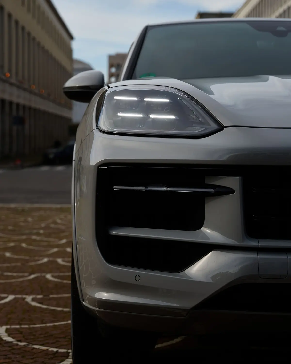 Porsche Cayenne 2025, rear view — Marbella Luxury Car Rental, Marbella. The 2025 Porsche Cayenne carries 353 hp through a body built for grip rather than…