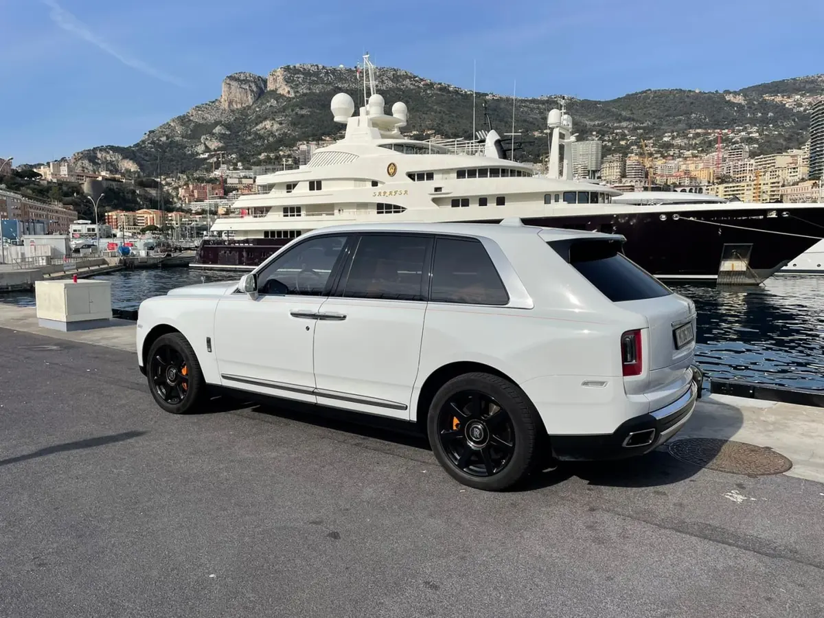 Rolls-Royce Cullinan 2022, exterior — Marbella Luxury Car Rental, Marbella. The Rolls-Royce Cullinan carries its 563 hp with a kind of unbothered calm that suits…
