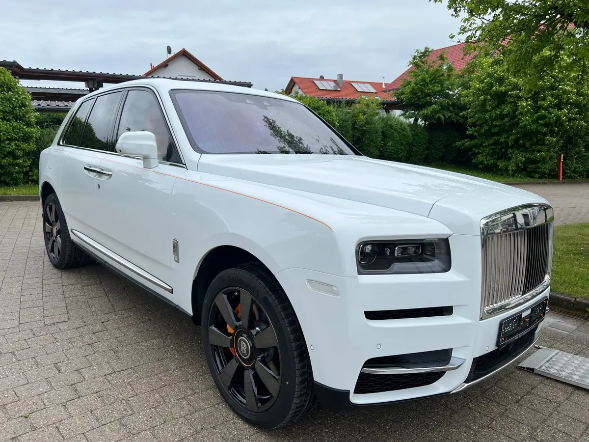 Rolls-Royce Cullinan 2022, interior — Marbella Luxury Car Rental, Marbella. The Rolls-Royce Cullinan carries its 563 hp with a kind of unbothered calm that suits…