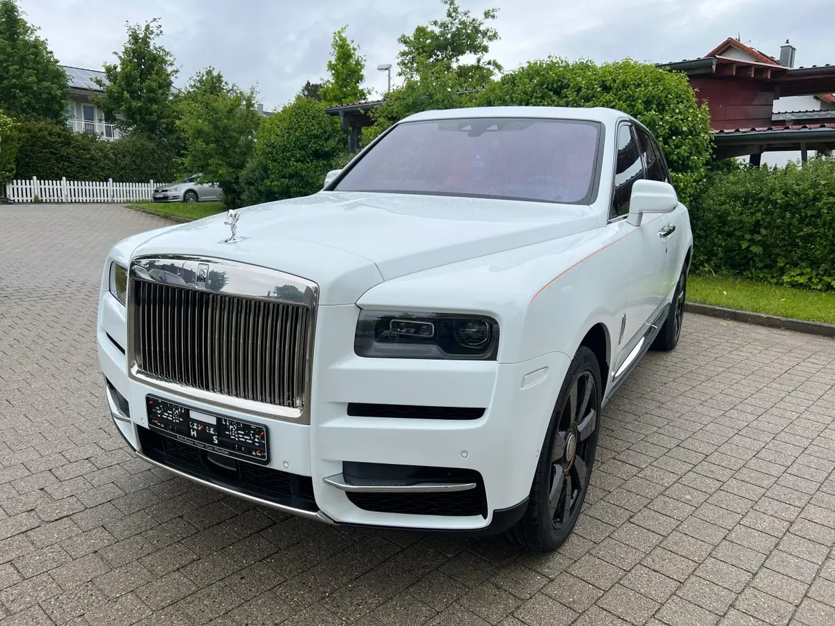 Rolls-Royce Cullinan 2022, dashboard — Marbella Luxury Car Rental, Marbella. The Rolls-Royce Cullinan carries its 563 hp with a kind of unbothered calm that suits…