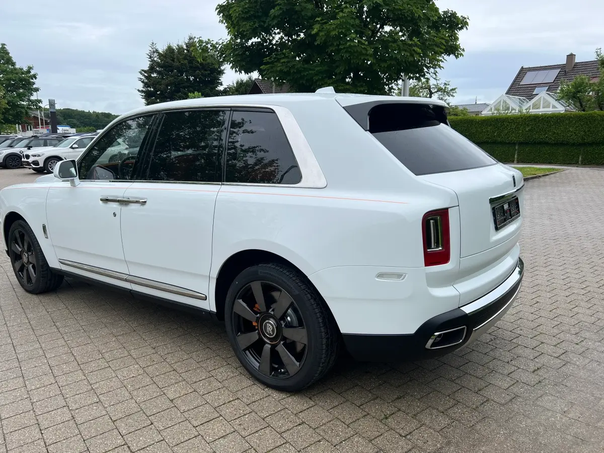 Rolls-Royce Cullinan 2022, side profile — Marbella Luxury Car Rental, Marbella. The Rolls-Royce Cullinan carries its 563 hp with a kind of unbothered calm that suits…