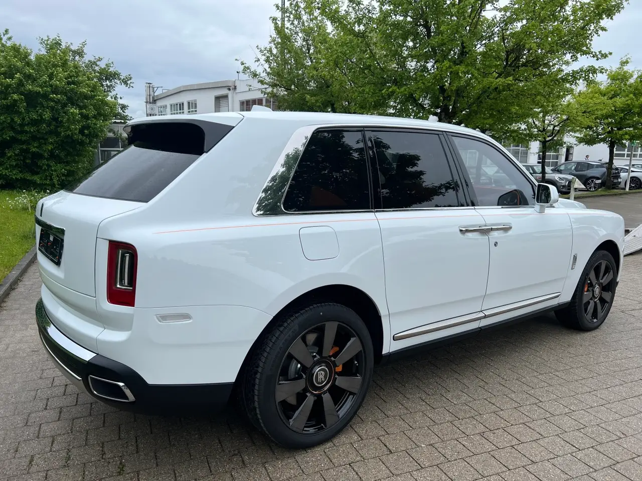 Rolls-Royce Cullinan 2022, exterior — Marbella Luxury Car Rental, Marbella. The Rolls-Royce Cullinan carries its 563 hp with a kind of unbothered calm that suits…