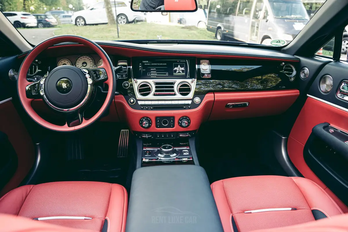 Rolls-Royce Dawn 2022, exterior — Marbella Luxury Car Rental, Marbella. The Rolls-Royce Dawn is a drop-top four-seater built for slow, deliberate driving rather…